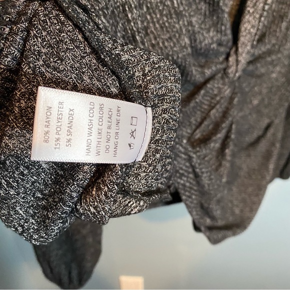 Sadie & Sage Ribbed Long Sleeve Top with Back V-neck Cutout in Grey/Black - Picture 4 of 6